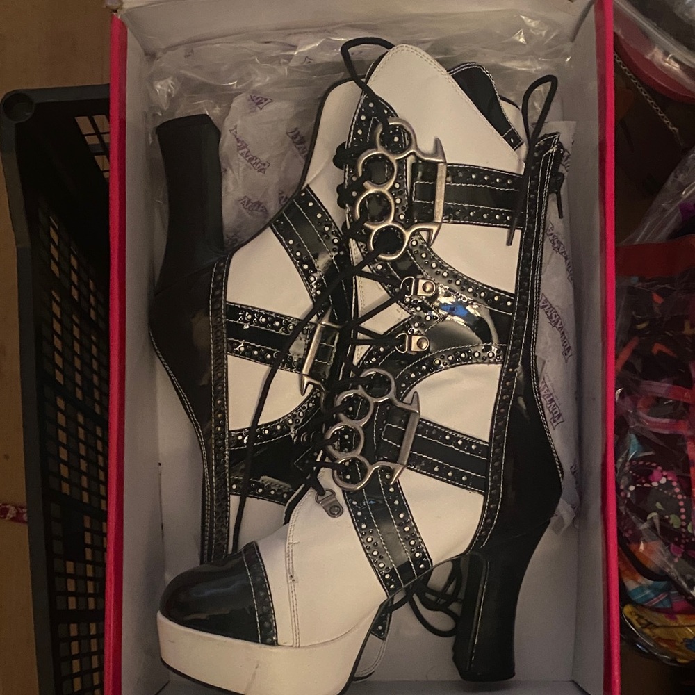 Stylish Fintasma brass knuckle Black and White Women's Boots